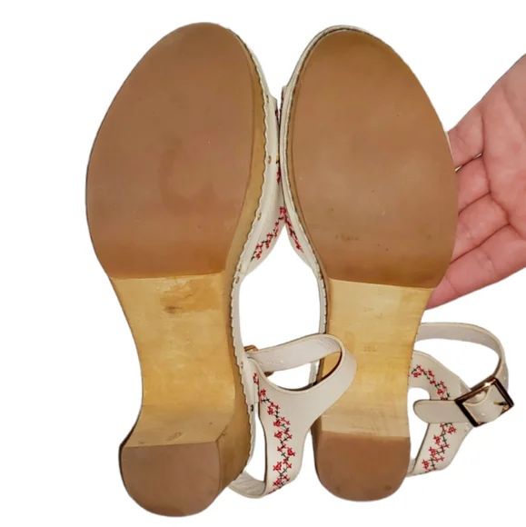 Banned Dancing Days Retro White Wooden Embroidered Heels - Picture 8 of 8